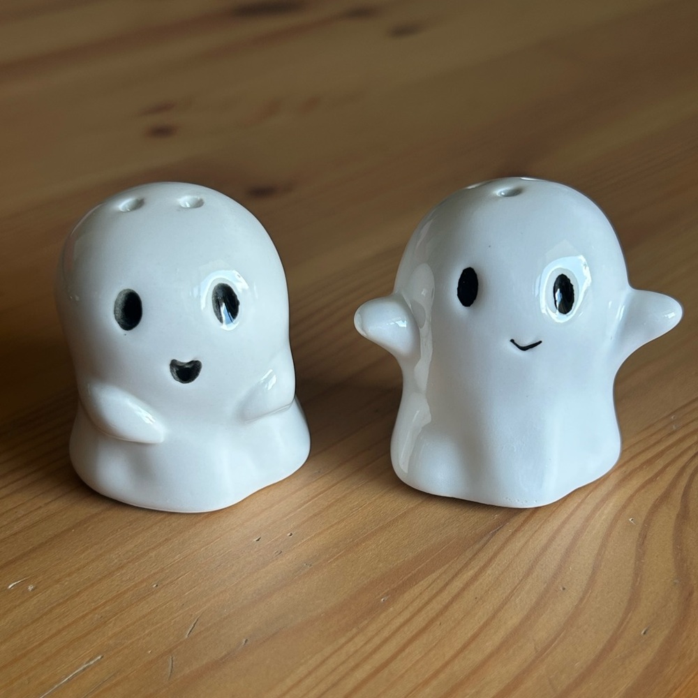 Ghosts salt and pepper shakers